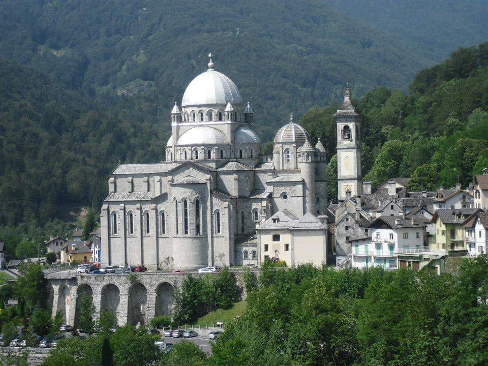 Il Santuario della MADONNA DEL SANGUE nella piccola cittadina piemontese di Re, al confine con la Svizzera