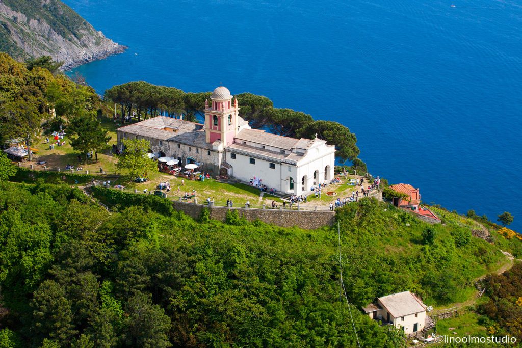 Nel Parco Nazionale delle Cinque Terre il Santuario di Nostra Signora di Montenero a Riomaggiore (SP)