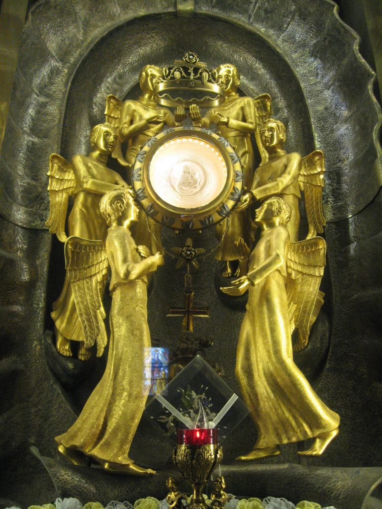 Il Santuario della Madonna delle Lacrime, nella località di Lezzeno di Bellano, sul lago di Como