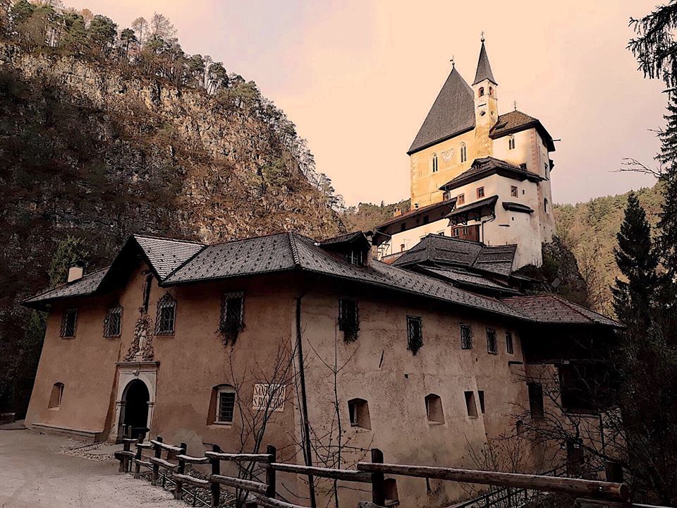 Il Santuario di San Romedio eremita nella Val di Non, Trentino - Alto Adige