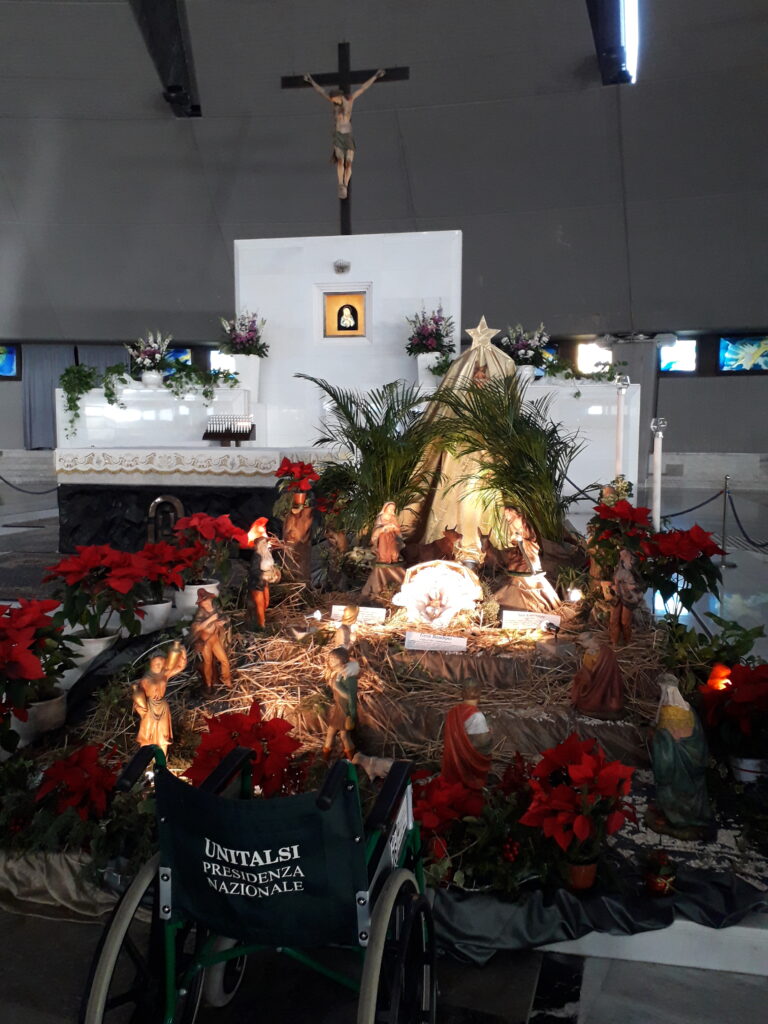 Notizie dai Santuari: Messaggio di speranza da Siracusa, pasto caldo e carrozzina vuota davanti al Presepe del Santuario