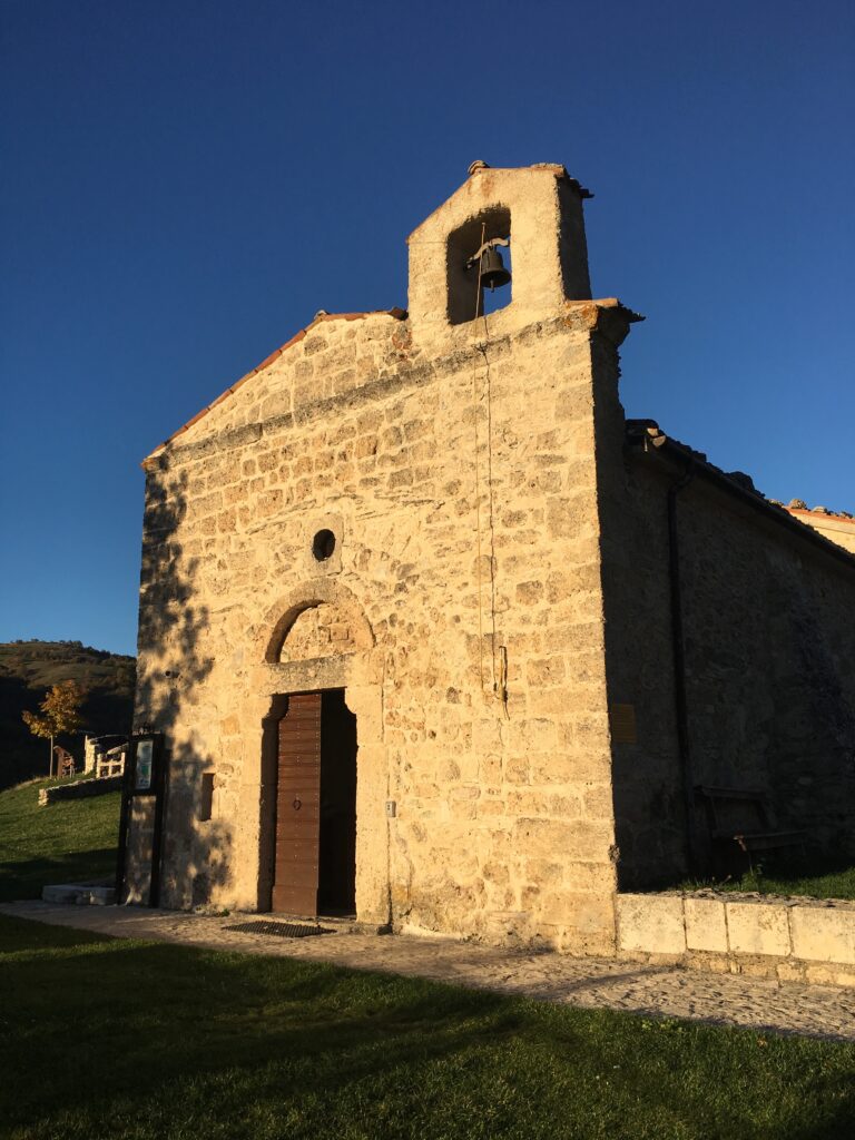 Alle pendici del Gran Sasso d'Italia il Santuario S. GIOVANNI PAOLO II, S. Pietro alla Ienca (AQ)