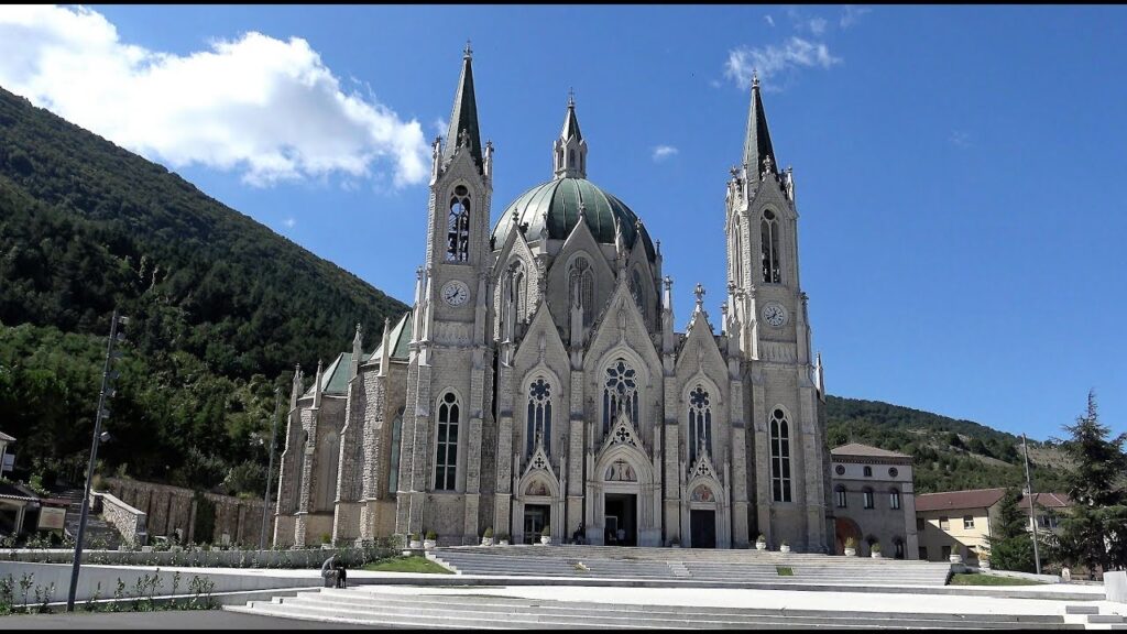 La Basilica Santuario di MARIA SS. DELL'ADDOLORATA a Castelpetroso (Isernia)