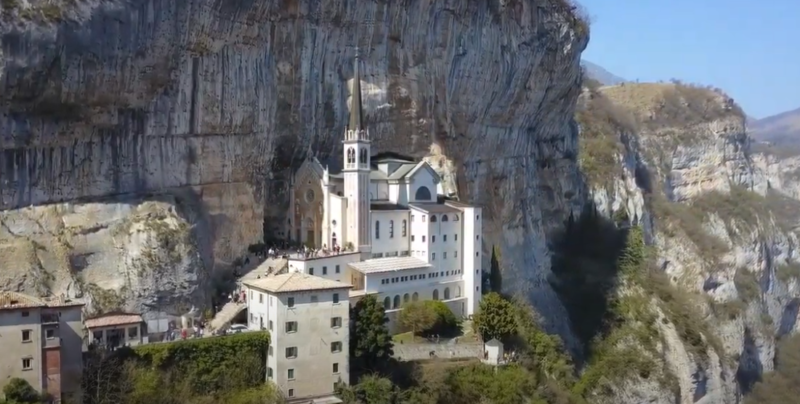 Il Santuario MADONNA DELLA CORONA di Spiazzi (VR), luogo di silenzio e meditazione, celato nel cuore delle rocce del Monte Baldo