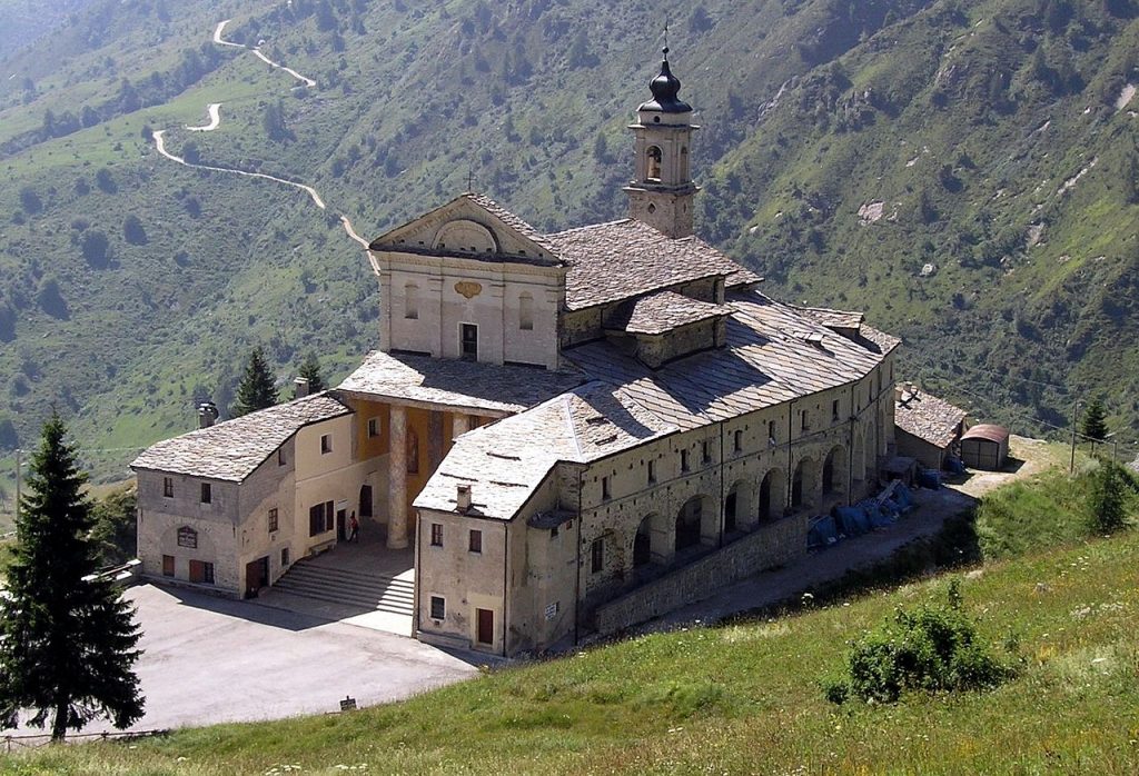 Tra i Monti piemontesi della Valle Grana, ad una altezza di 1760 metri, il Santuario di San Magno martire di Castelmagno (CU).