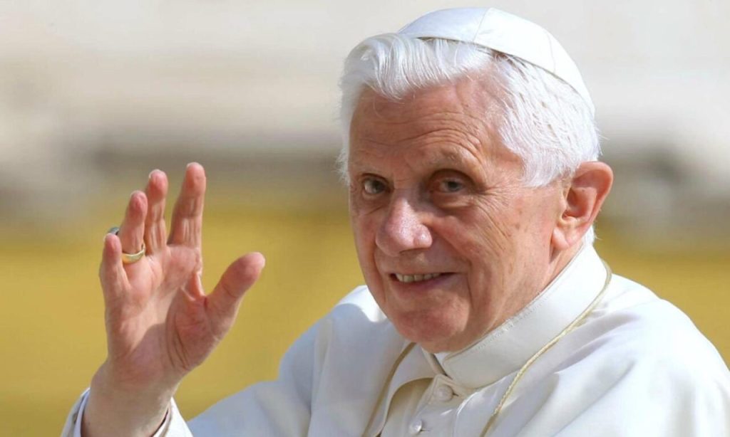 Addio a Benedetto XVI, umile lavoratore nella vigna del Signore