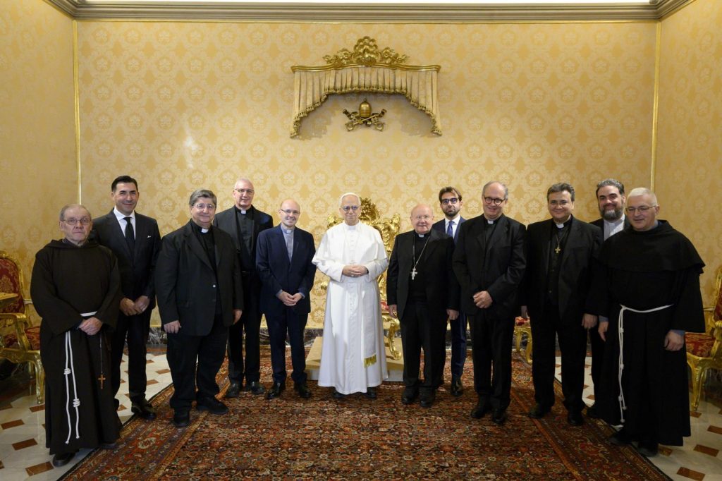 I membri del Consiglio Direttivo Nazionale del CNS ricevuti in udienza privata dal Santo Padre Papa Leone XIV sabato 11 ottobre 2025, nel contesto del Giubileo della Spiritualità Mariana. A guidare la Delegazione S.E.R. Mons. Domenico Sorrentino, Assistente Ecclesiastico e P. Mario Magro rcj, Presidente del CNS. Galleria fotografica.