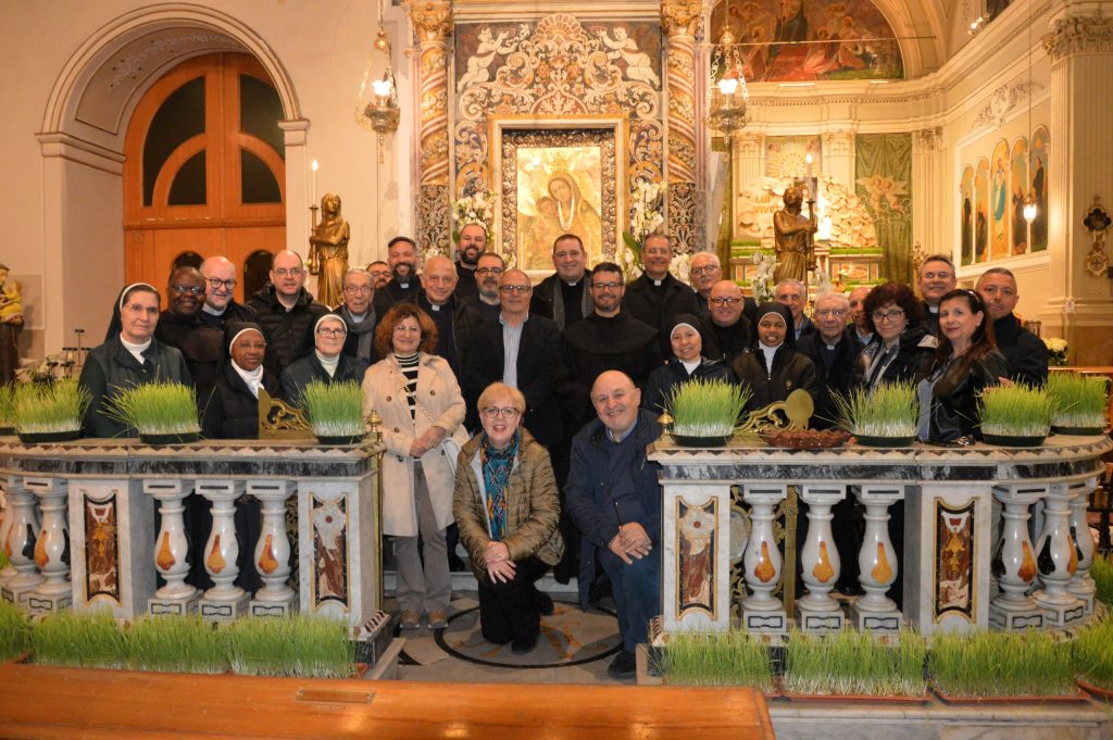 𝐀𝐬𝐬𝐞𝐦𝐛𝐥𝐞𝐚 𝐑𝐞𝐠𝐢𝐨𝐧𝐚𝐥𝐞 𝐂𝐍𝐒 dei Rettori e Operatori dei Santuari di Sicilia presso il Santuario di Maria SS di Valverde (CT). Don Roberto Farruggio coordinatore interregionale del Sud Italia ha tenuto una relazione su: Il cammino dei nostri santuari nelle sfide della nuova evangelizzazione.