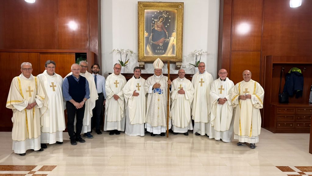 Il Consiglio Direttivo del CNS si è riunito il 7 ottobre 2026, presso il Santuario Pontificio della Beata Vergine Maria del Rosario di Pompei (NA). Erano presenti S.E.R. Mons. Guido Gallese, nuovo Assistente Ecclesiastico del Collegamento, il Presidente del Collegamento P. Mario Magro rcj e i Consiglieri del Direttivo Nazionale, tra cui Mons. Pasquale Mocerino, Vice Presidente e Rettore del Santuario di Pompei.