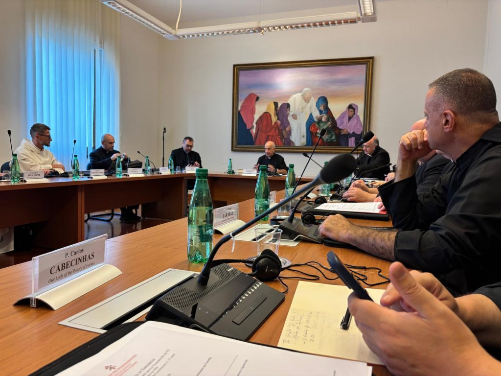 Il Presidente del CNS, Padre Mario Magro, dall'8 al 9 ottobre ha partecipato alla prima Consulta per i Santuari, istituita presso il Dicastero per l'Evangelizzazione dal Pro-Prefetto S.E.R. Mons. Rino Fisichella. Un intenso momento di ascolto e fraterno confronto fra tutti i partecipanti, durante il quale si è avviata la preparazione al III Incontro Internazionale dei Rettori e Operatori dei Santuari, in programma dal 18 al 20 novembre 2027.