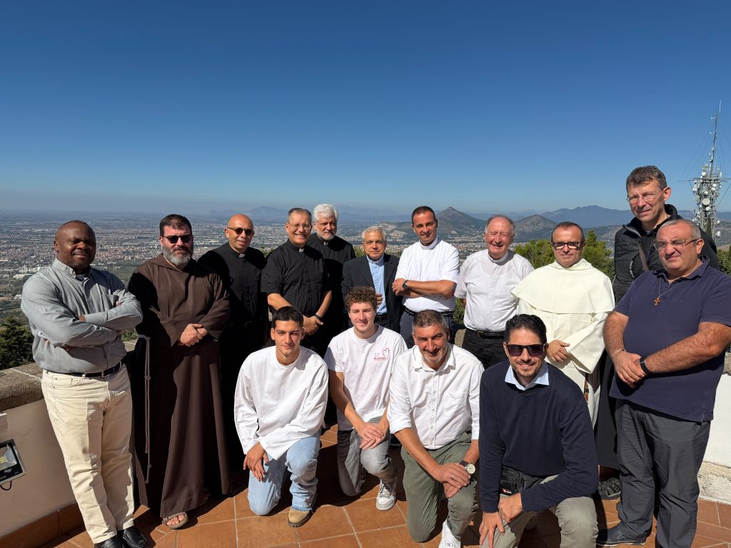 Assemblea regionale dei Rettori dei Santuari della Campania presso il Santuario di San Michele Arcangelo e S. Maria del Monte in Maddaloni (CE), 28 settembre 2026. Erano presenti il Delegato Regionale Don Roberto Farruggio e Mons. Giovanni Vella, Vicario Generale della Diocesi di Caserta che ha tenuto una riflessione su 